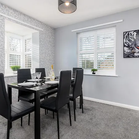 Cozy 2 Bed Apartment - Ideal For Long Stays, Relocators & Contractors - Free Parking - Sleeps 2 - By Old Trafford & Salford University-3
